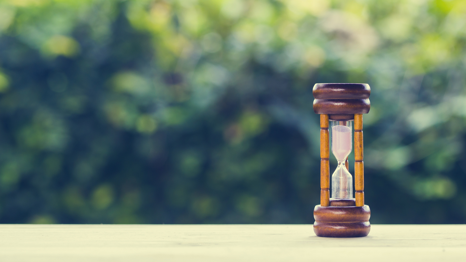 Hourglass standing alone to pass time. Online therapy can help people with surviving social isolation during COVID 19. If you are looking for online counseling in Florida and best telehealth in Florida. St. Petersburg online therapists from Me Therapy can help you!